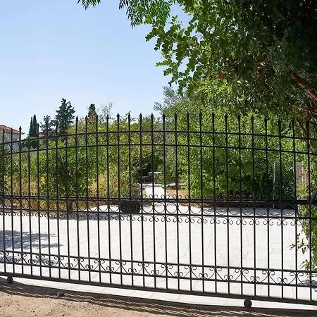 In Mit Garten Und Terrasse By Interhome Mourátagas